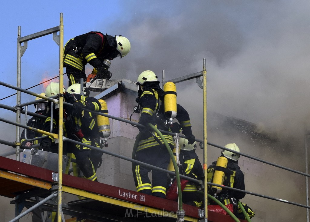 Dachstuhlbrand Koeln Poll Geislarerstr P204.JPG - Miklos Laubert